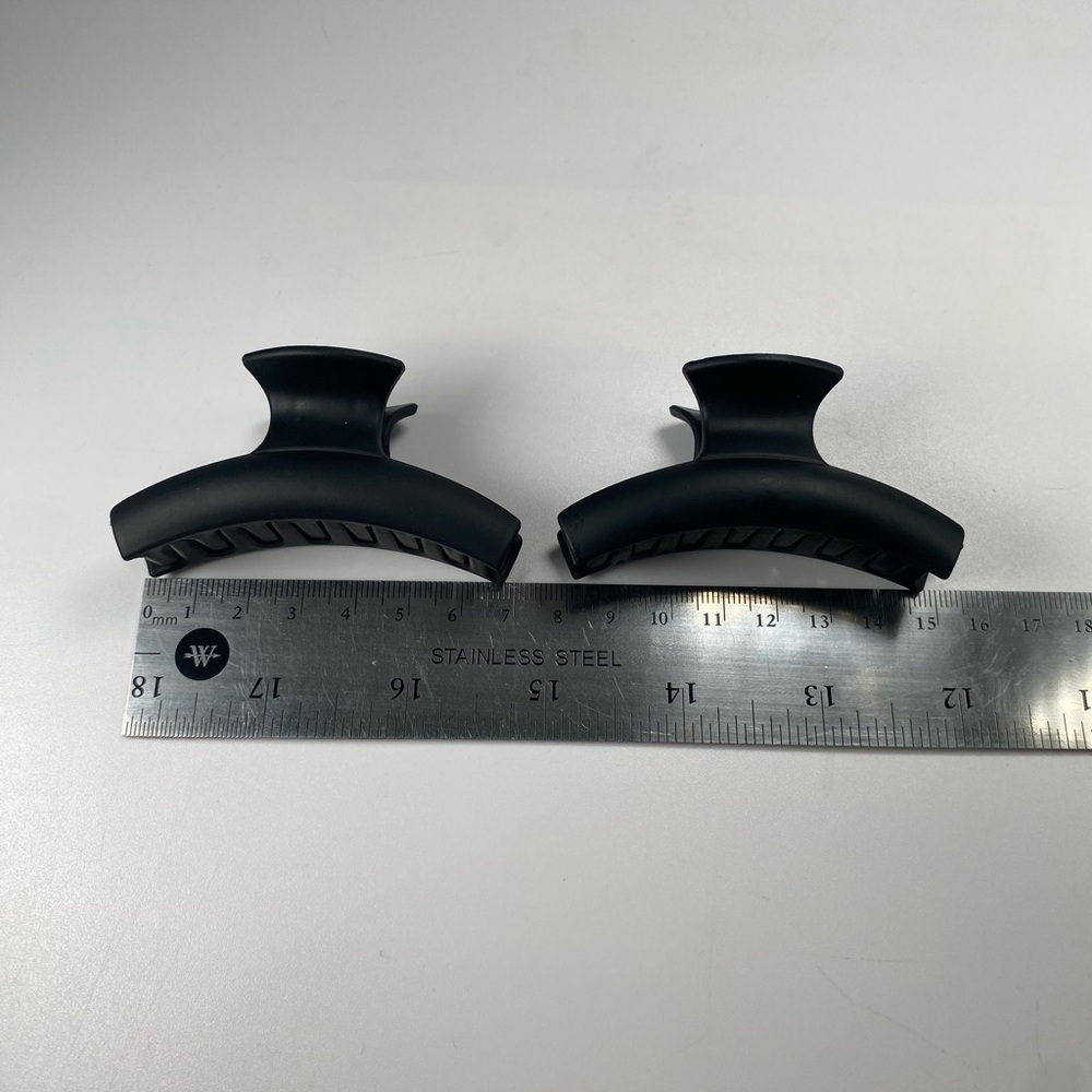 Two black mini claw clips❣️ - Picture 2 of 3